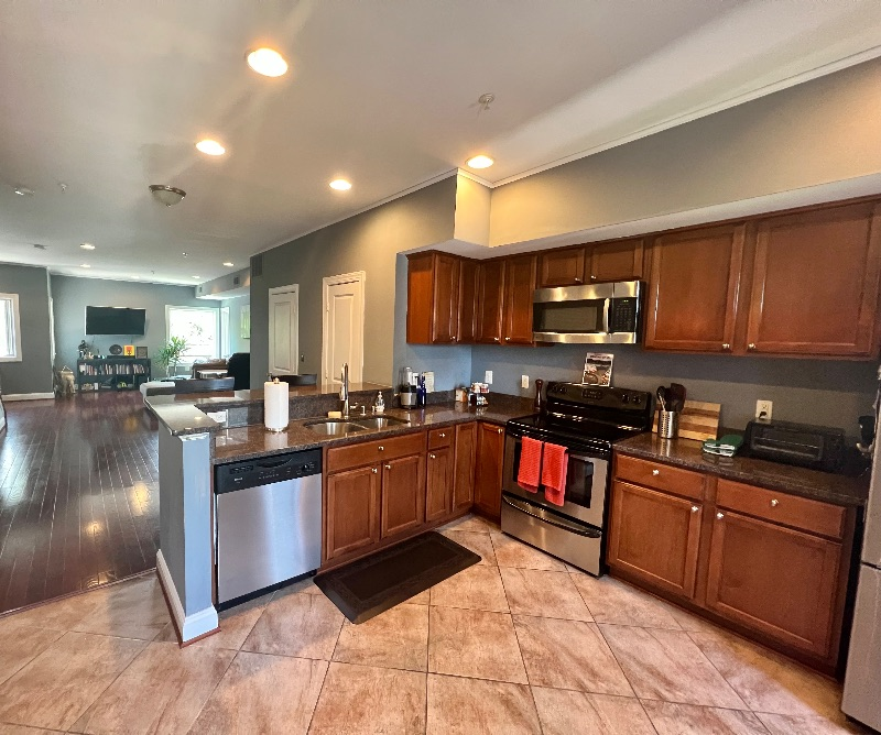 Spacious 2Br 2.5 Bath Home - Close to Metro w/ Parking, utilities/cable - Photo 3