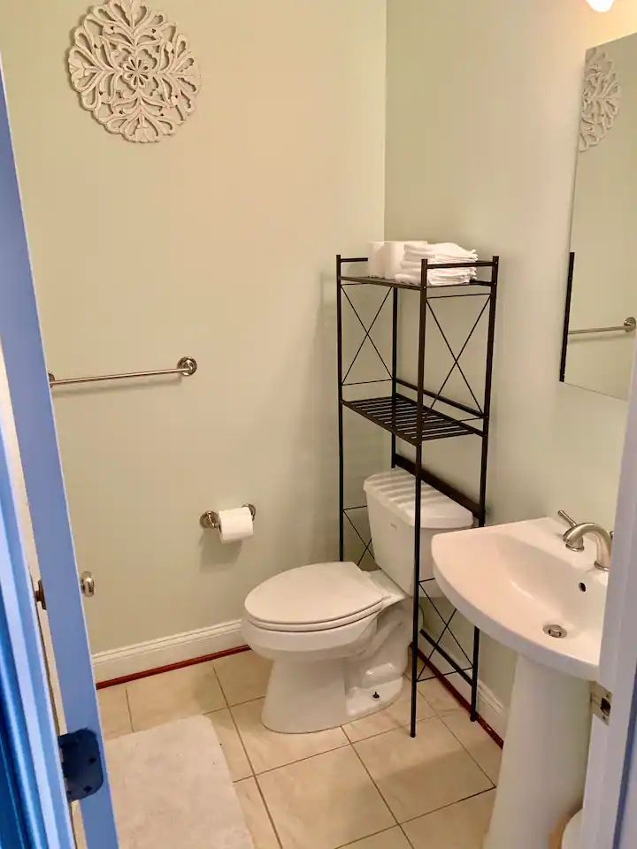 Spacious 2Br 2.5 Bath Home - Close to Metro w/ Parking, utilities/cable - Photo 9