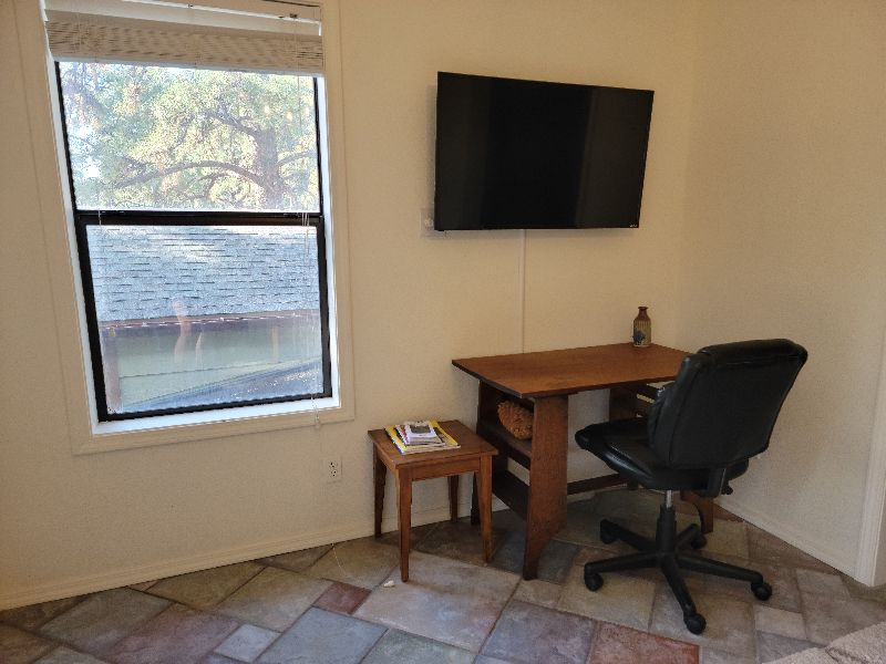 Borders Forest and Trails -Spacious Tree Top Apartment - Photo 6