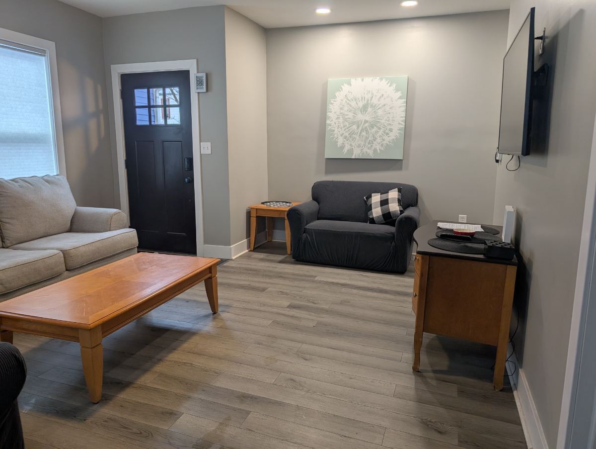 Bright Renovated South Wedge Home - Near Strong & Highland - Fiber WiFi - Photo 1