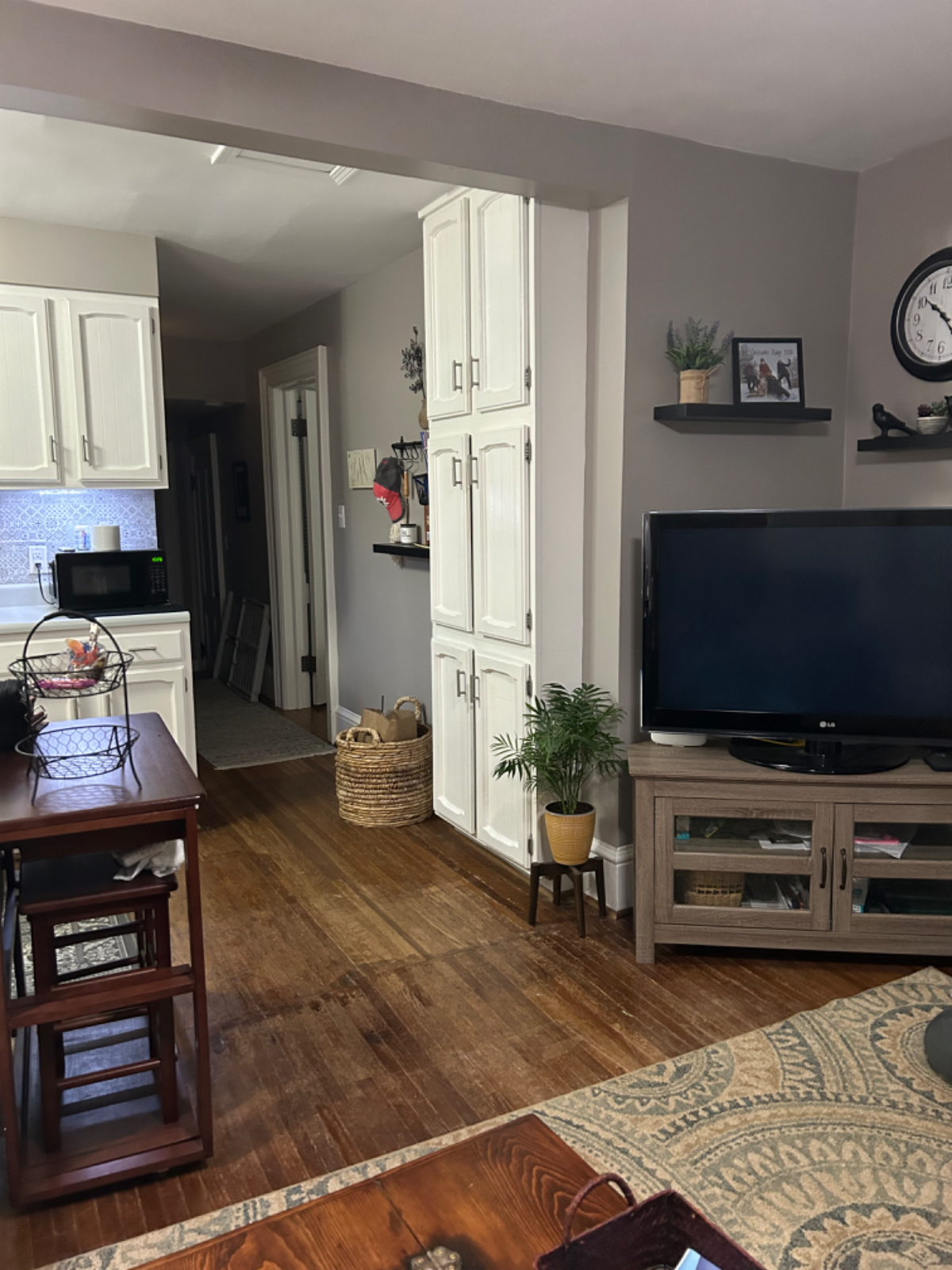Quaint Second  Floor Apt - Photo 7