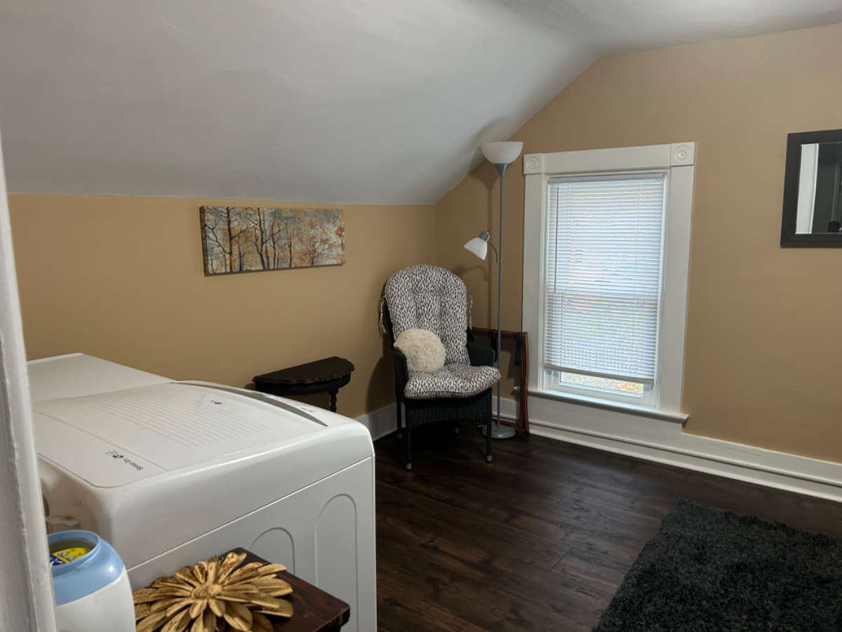 Quaint Second  Floor Apt - Photo 12