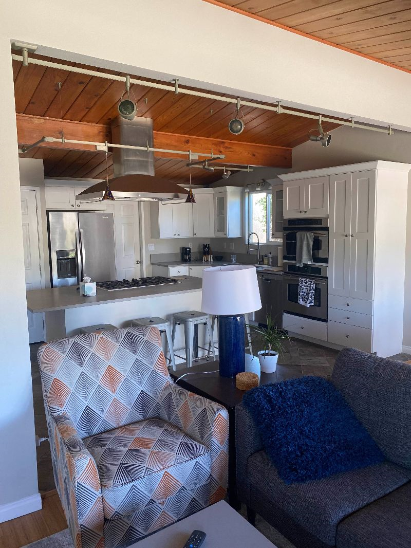 Quiet and cozy 3 bedroom charmer - Photo 4