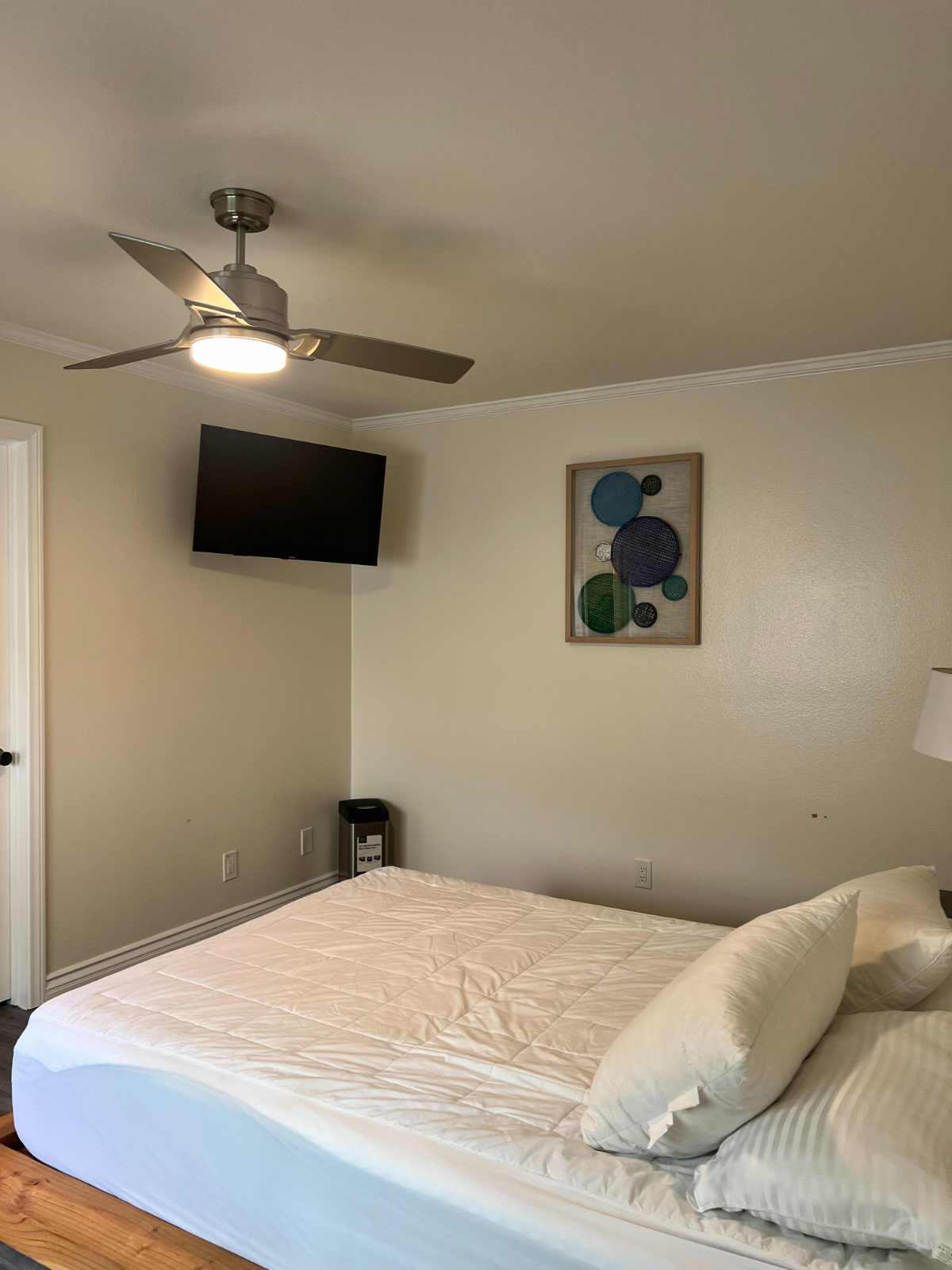 Private Room, Private Entrance, Private Bathroom and Reserved Parking - Photo 2