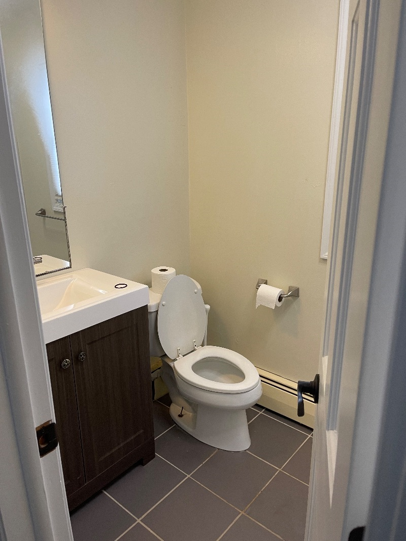 1 Large Single Room in Beautiful Home, 800/month, includes all utilities - Photo 3