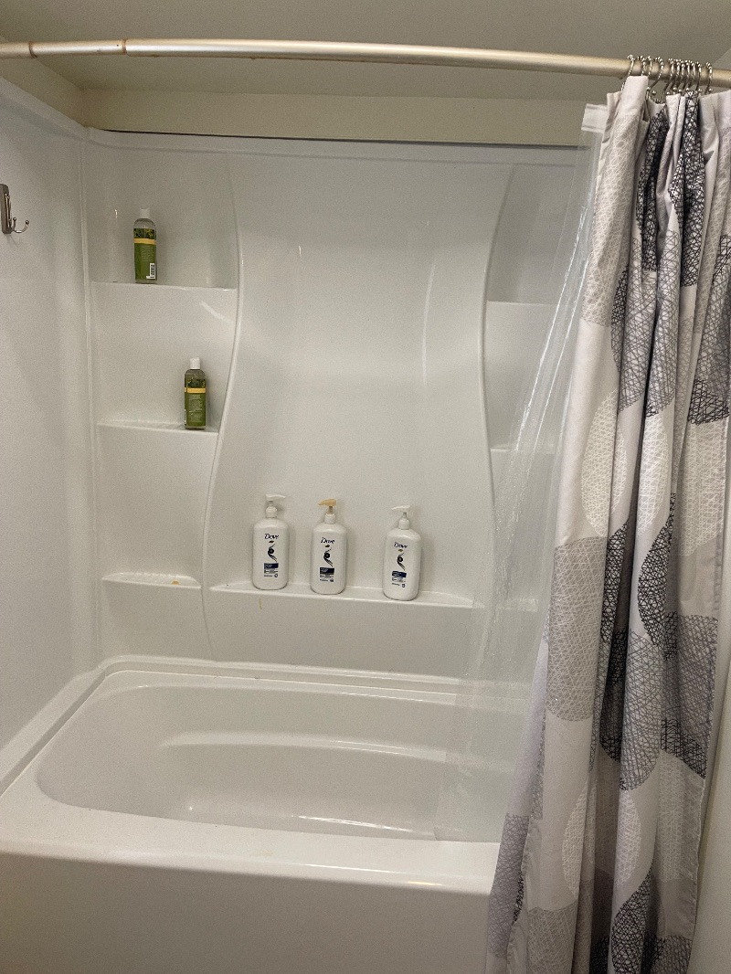 1 Large Single Room in Beautiful Home, 800/month, includes all utilities - Photo 2