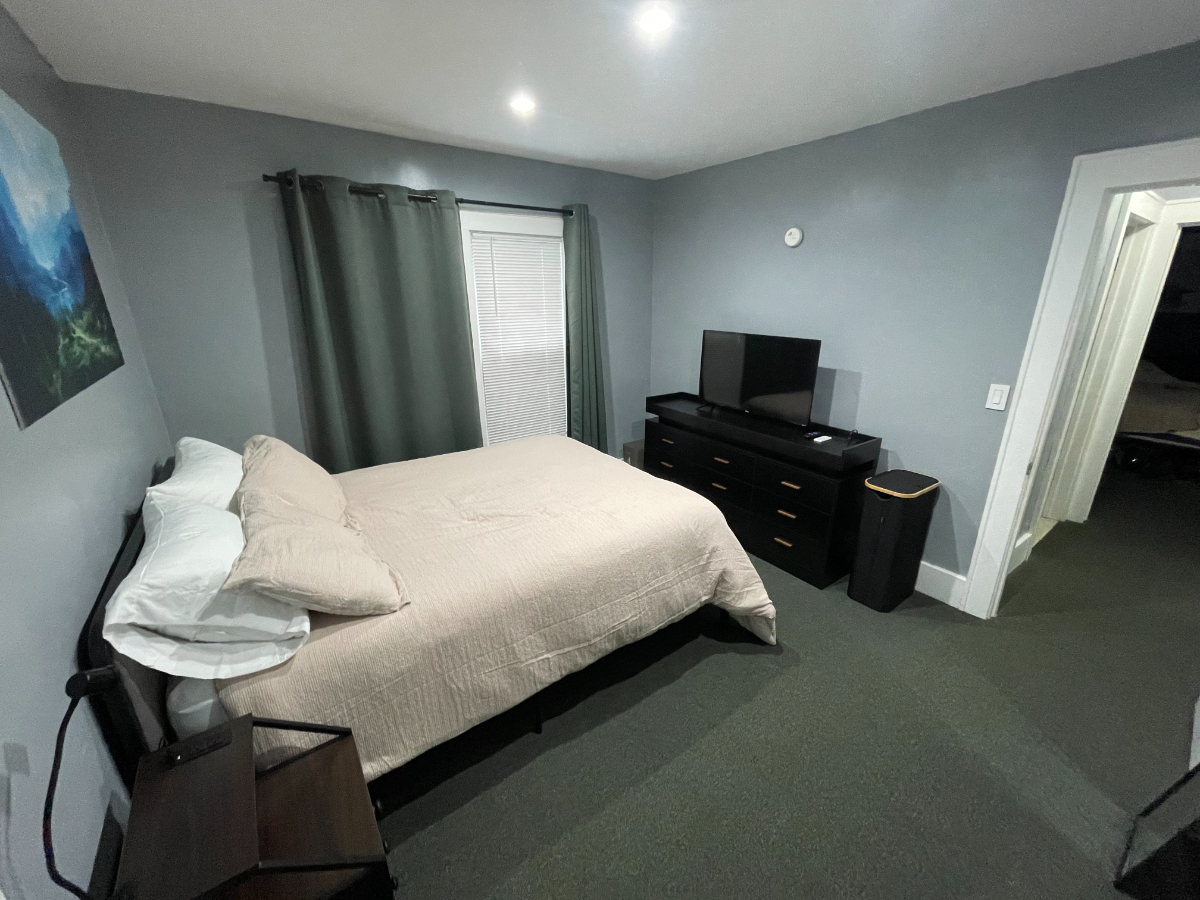 Cozy Bedroom in Beautiful Home - Photo 2