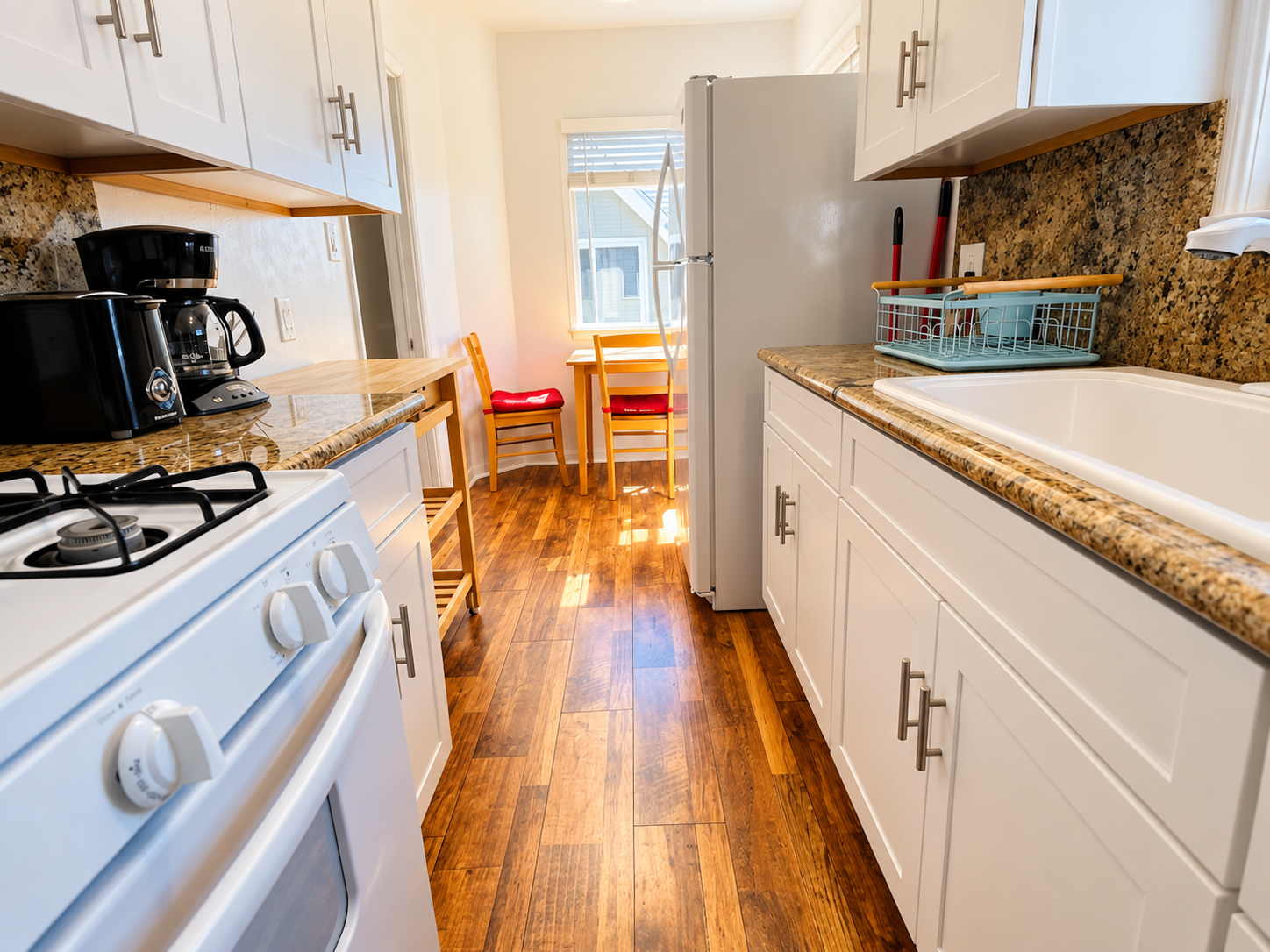 Coastal Retreat Pet-Friendly Paradise with Lightning-Fast WiFi and On-Site Laundry - Photo 3