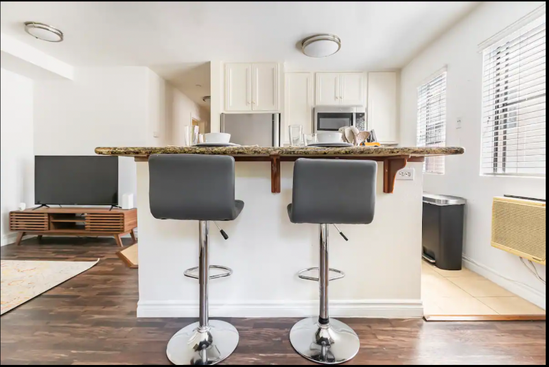 Lovely Hillcrest home near Downtown - Free Parking - Photo 6