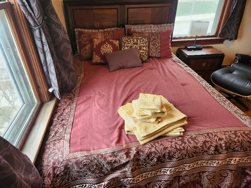 Quiet House across from hospital - Photo 8