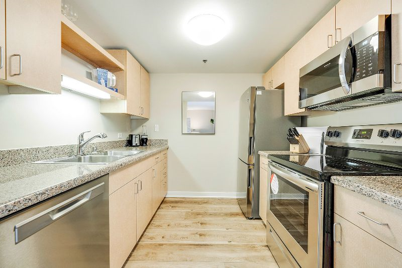 Fully furnished Luxury Condo, Designated Workspace, Walk to Everything - Photo 5