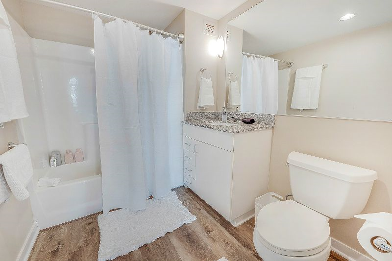 Fully furnished Luxury Condo, Designated Workspace, Walk to Everything - Photo 6