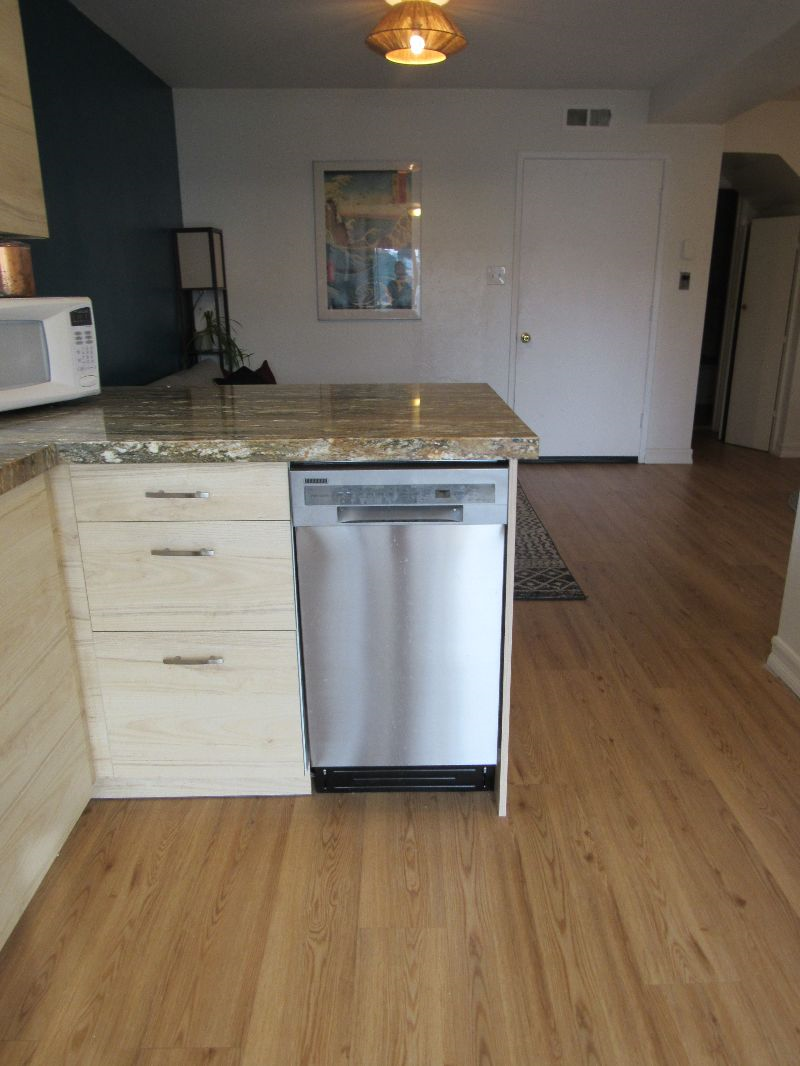 Light-Filled 1-bed Apartment with Backyard and Driveway Parking - Photo 6