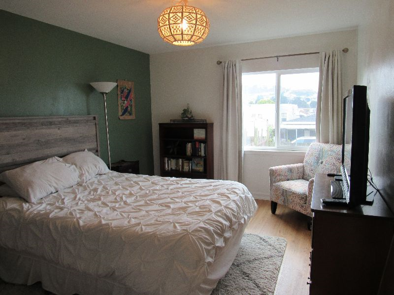 Light-Filled 1-bed Apartment with Backyard and Driveway Parking - Photo 2