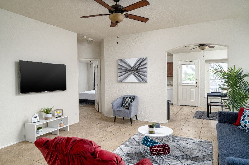 Cheerful 3 Bedroom Home Near Randolph AFB - Photo 2