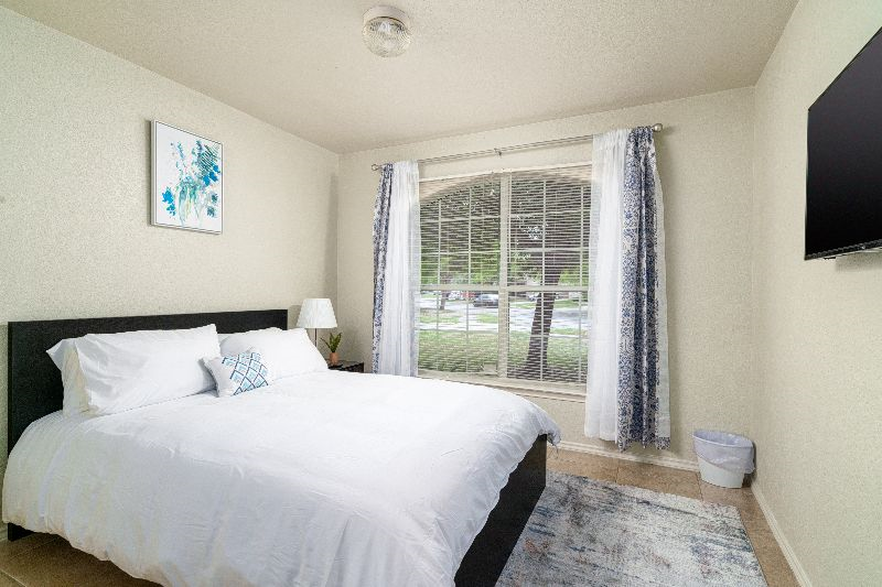 Cheerful 3 Bedroom Home Near Randolph AFB - Photo 5