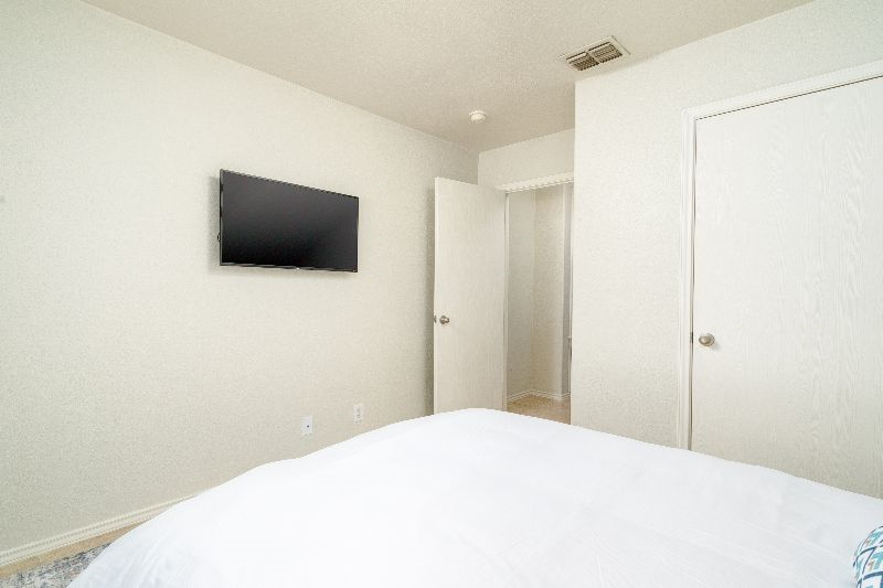 Cheerful 3 Bedroom Home Near Randolph AFB - Photo 6
