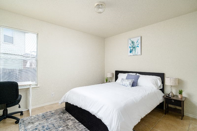 Cheerful 3 Bedroom Home Near Randolph AFB - Photo 7