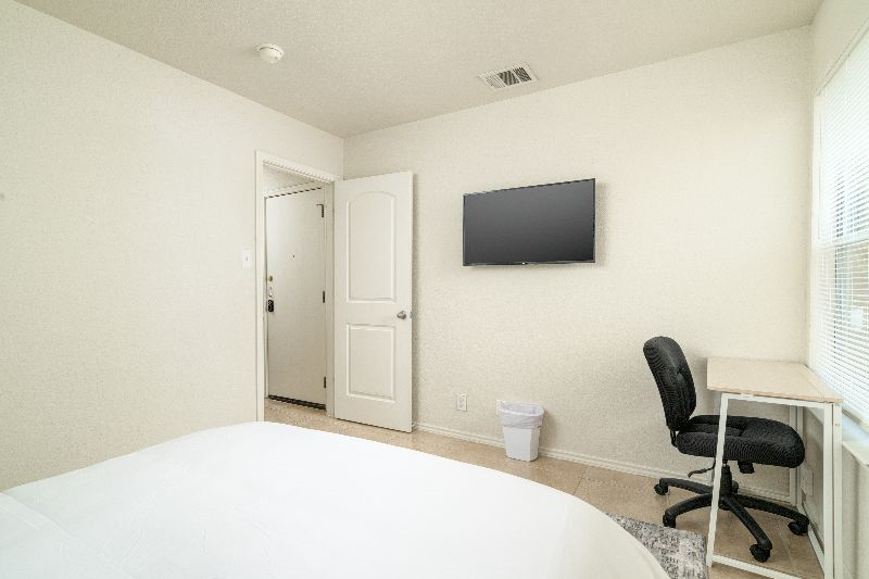Cheerful 3 Bedroom Home Near Randolph AFB - Photo 8