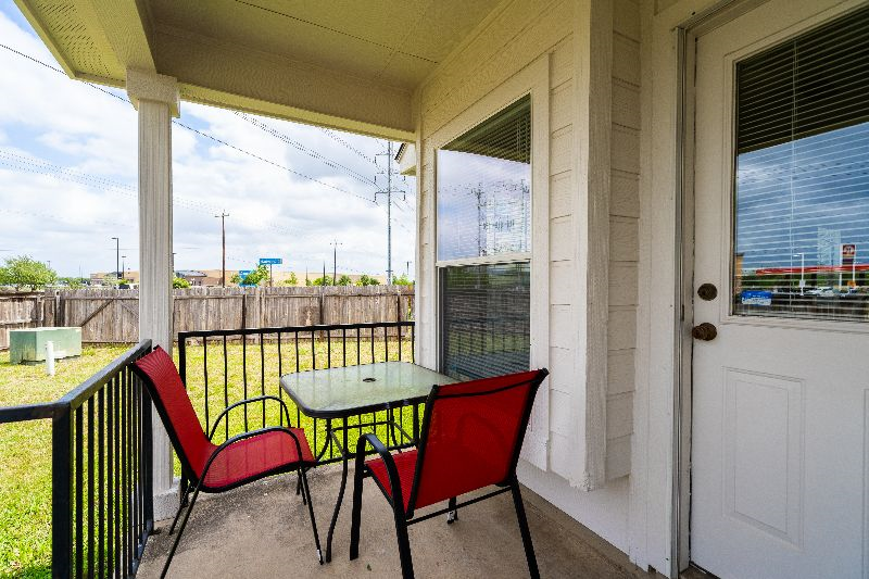 Cheerful 3 Bedroom Home Near Randolph AFB - Photo 10