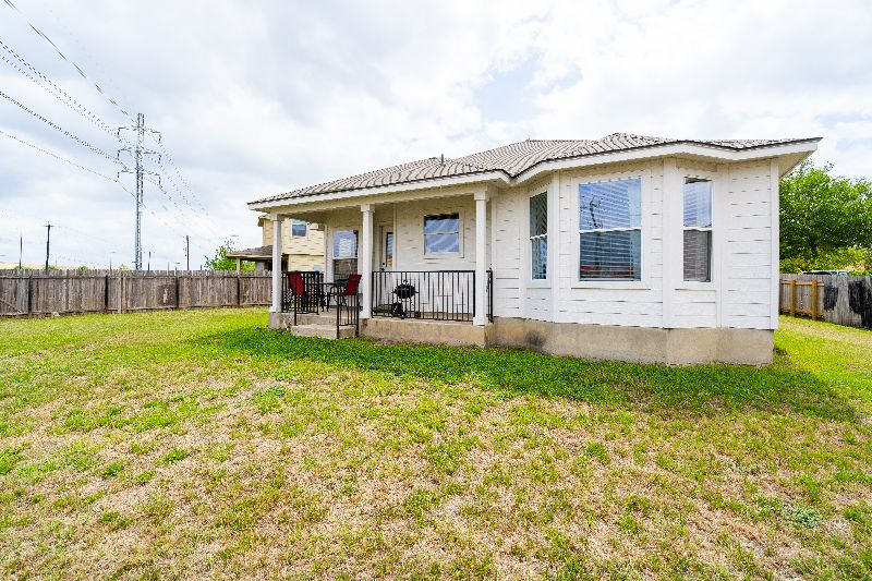 Cheerful 3 Bedroom Home Near Randolph AFB - Photo 11