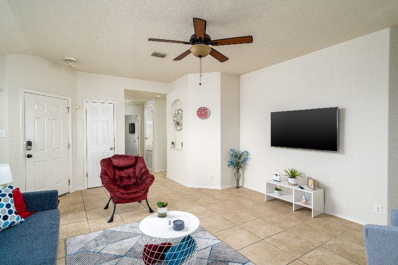Cheerful 3 Bedroom Home Near Randolph AFB - Photo 12