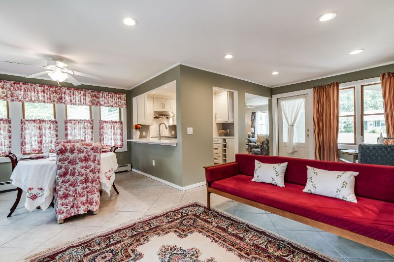 Cozy Cottage in Bellport Village, New York - Photo 8