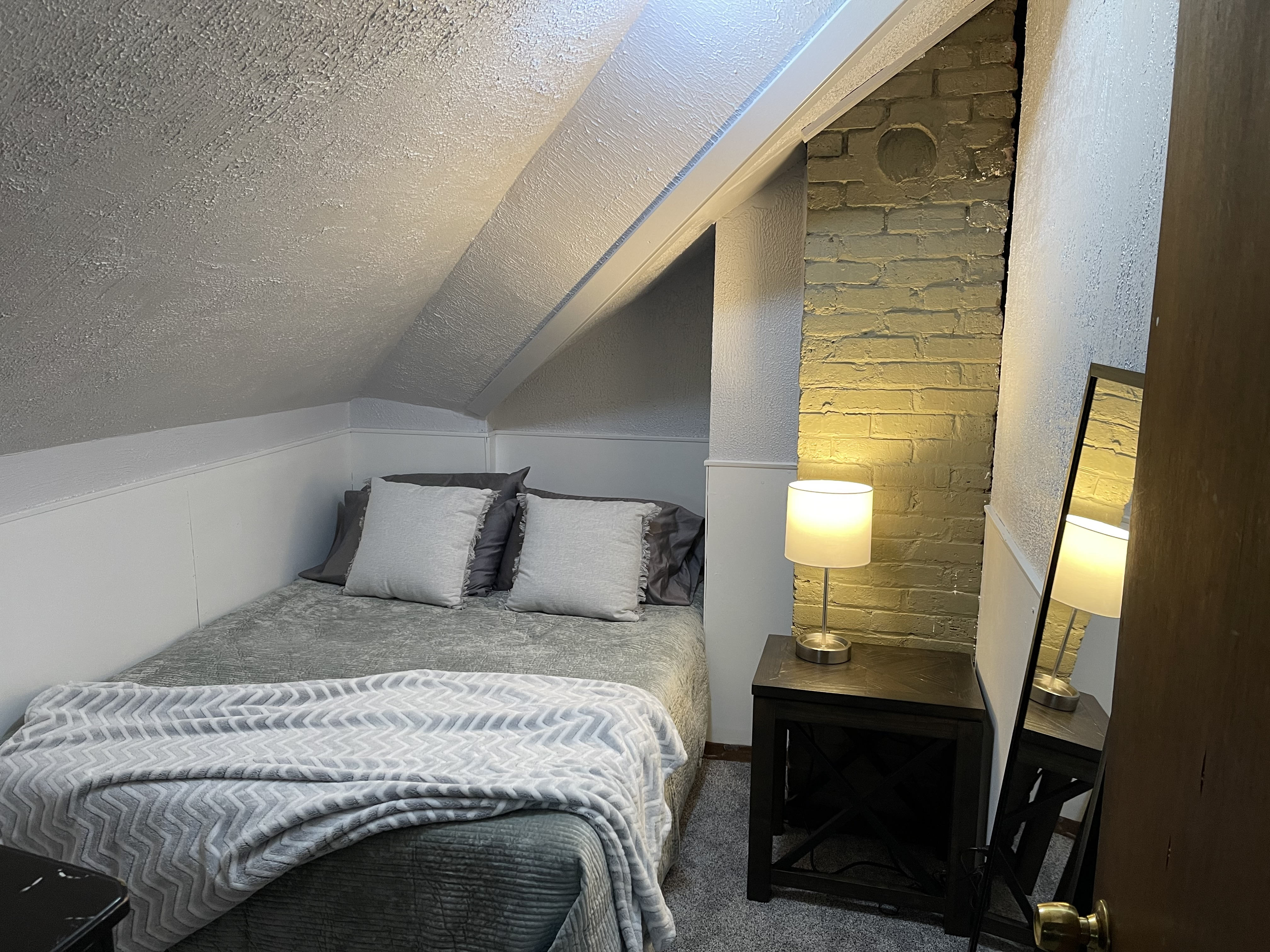 NEWLY FURNISHED UPPER FLAT CLOSE TO LAKE MICHIGAN