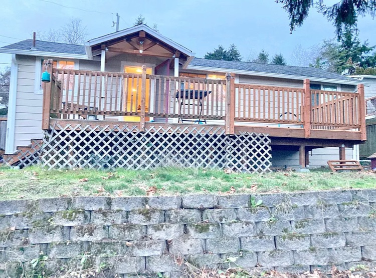 Entire Home-Bungalow in the city but in quiet neighborhood along river