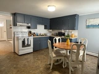 Lakefront 3 Bedroom Rental - Photo 3