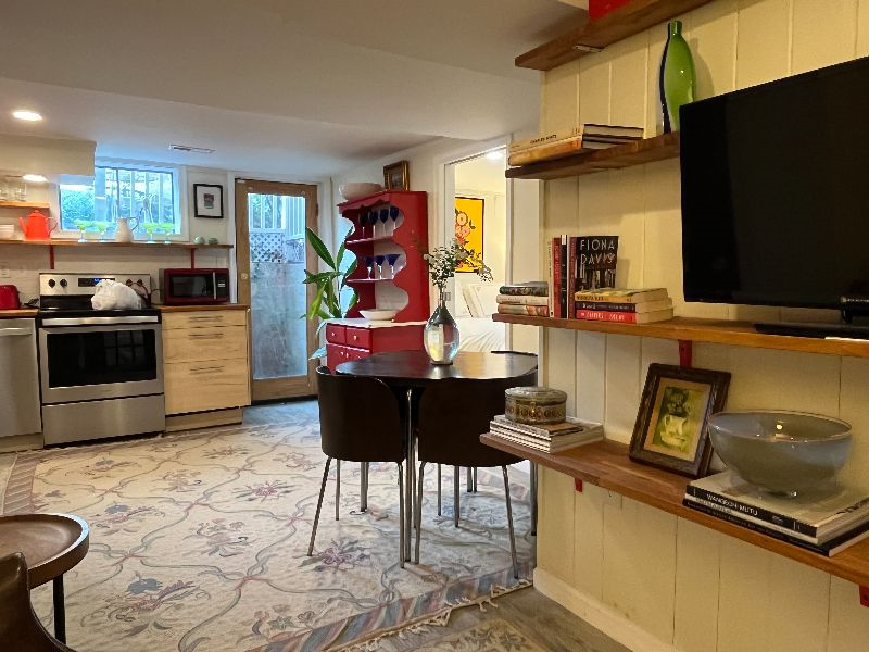 Quiet Sunny 1-BR Bsmt Apt in Woodridge neighborhood - Photo 6