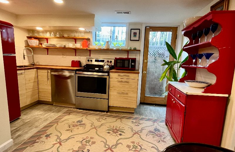 Quiet Sunny 1-BR Bsmt Apt in Woodridge neighborhood - Photo 2