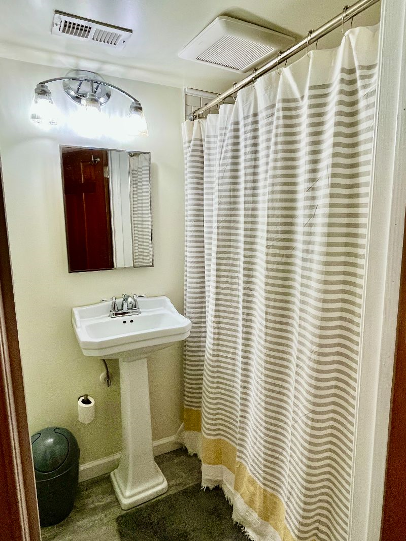 Quiet Sunny 1-BR Bsmt Apt in Woodridge neighborhood - Photo 11
