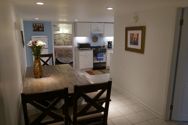 Private Apartment in Quiet Uptown Neighborhood - Photo 7