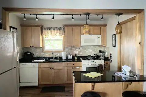 Cozy Conveniently Located Hudson Valley Apartment - Photo 7