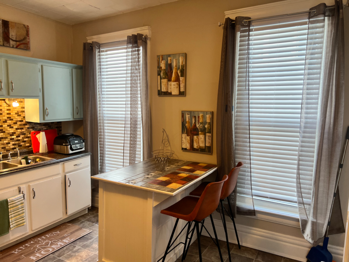 1BR/1BA Furnished | 7 min URMC, 5 min Highland | All Utilities Included | Office, Parking, Laundry - Photo 1