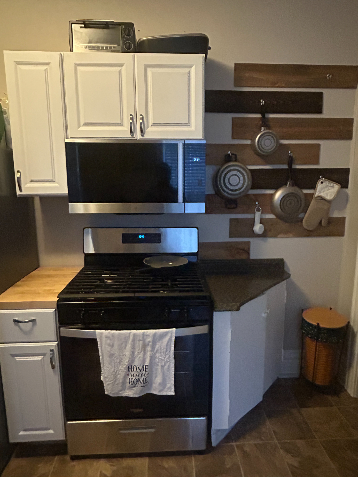 1BR/1BA Furnished | 7 min URMC, 5 min Highland | All Utilities Included | Office, Parking, Laundry - Photo 2