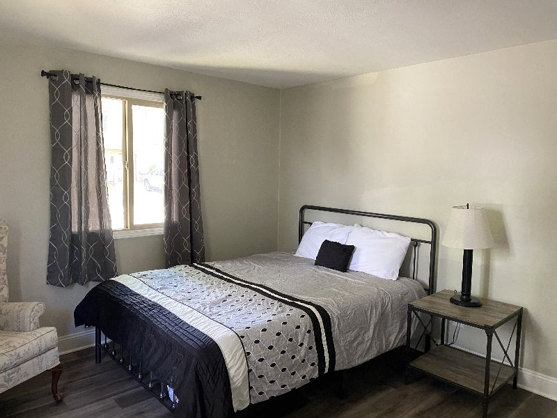 Newly Updated House - Walking Distance to Hospitals! - Photo 9