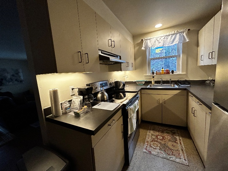 Norwich Apartment for Traveling Nurse - Photo 5