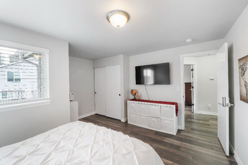 Large Private Room in Modern Home Near Hospitals