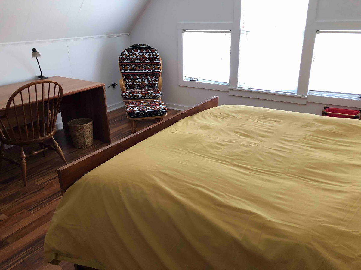 Well maintained 3rd floor walk up - Photo 4