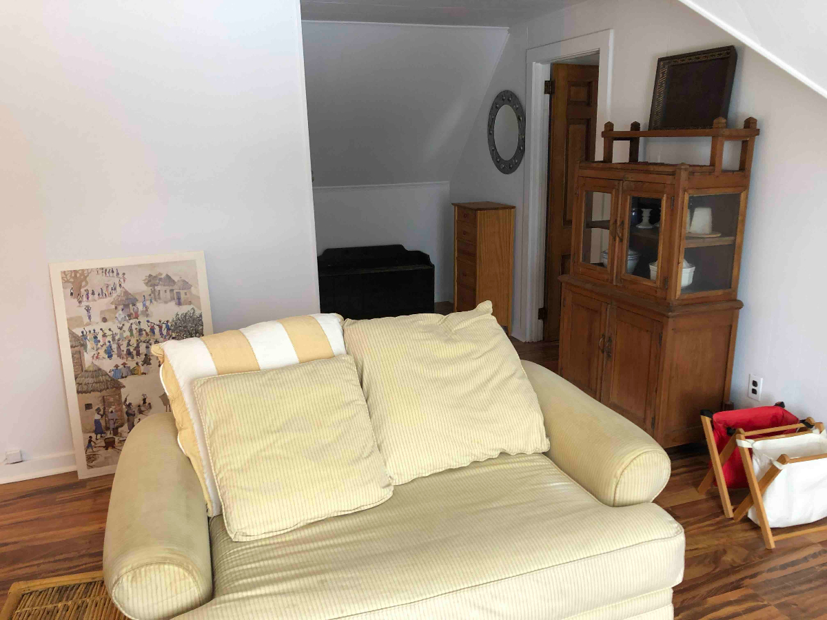 Well maintained 3rd floor walk up - Photo 8