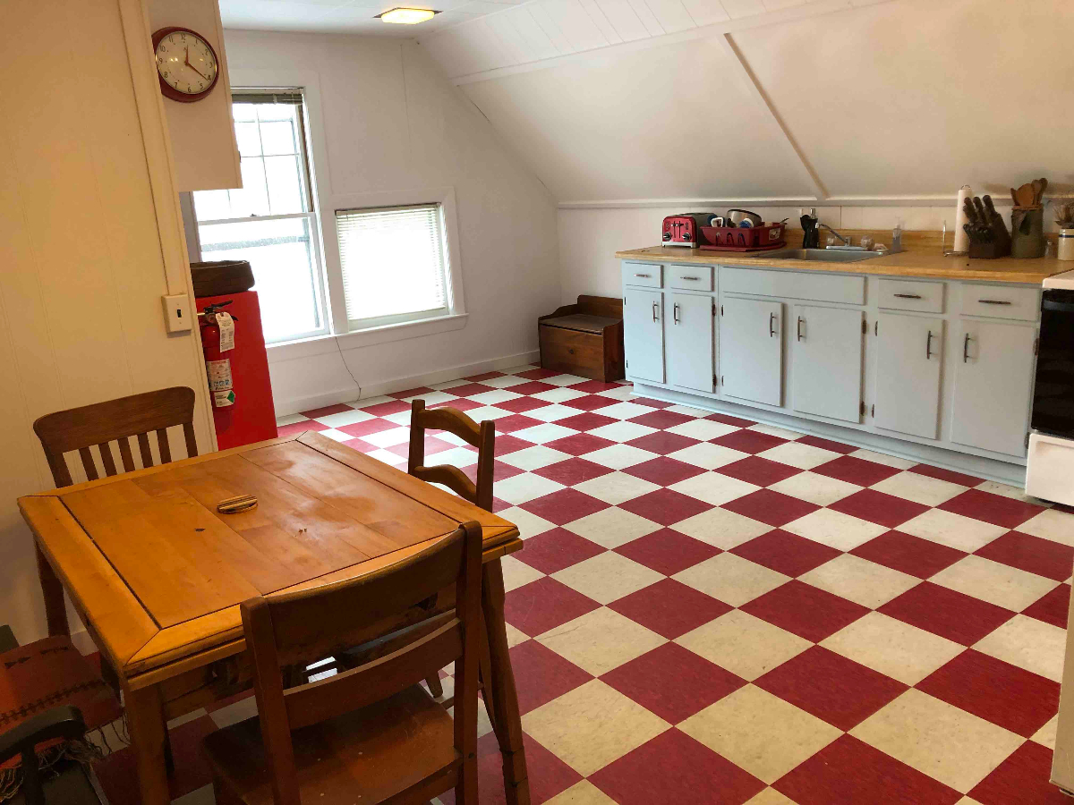 Well maintained 3rd floor walk up - Photo 9