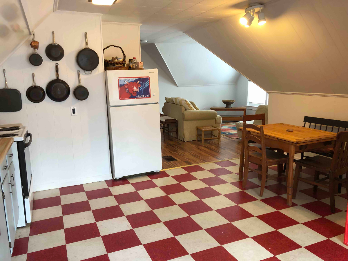 Well maintained 3rd floor walk up - Photo 11
