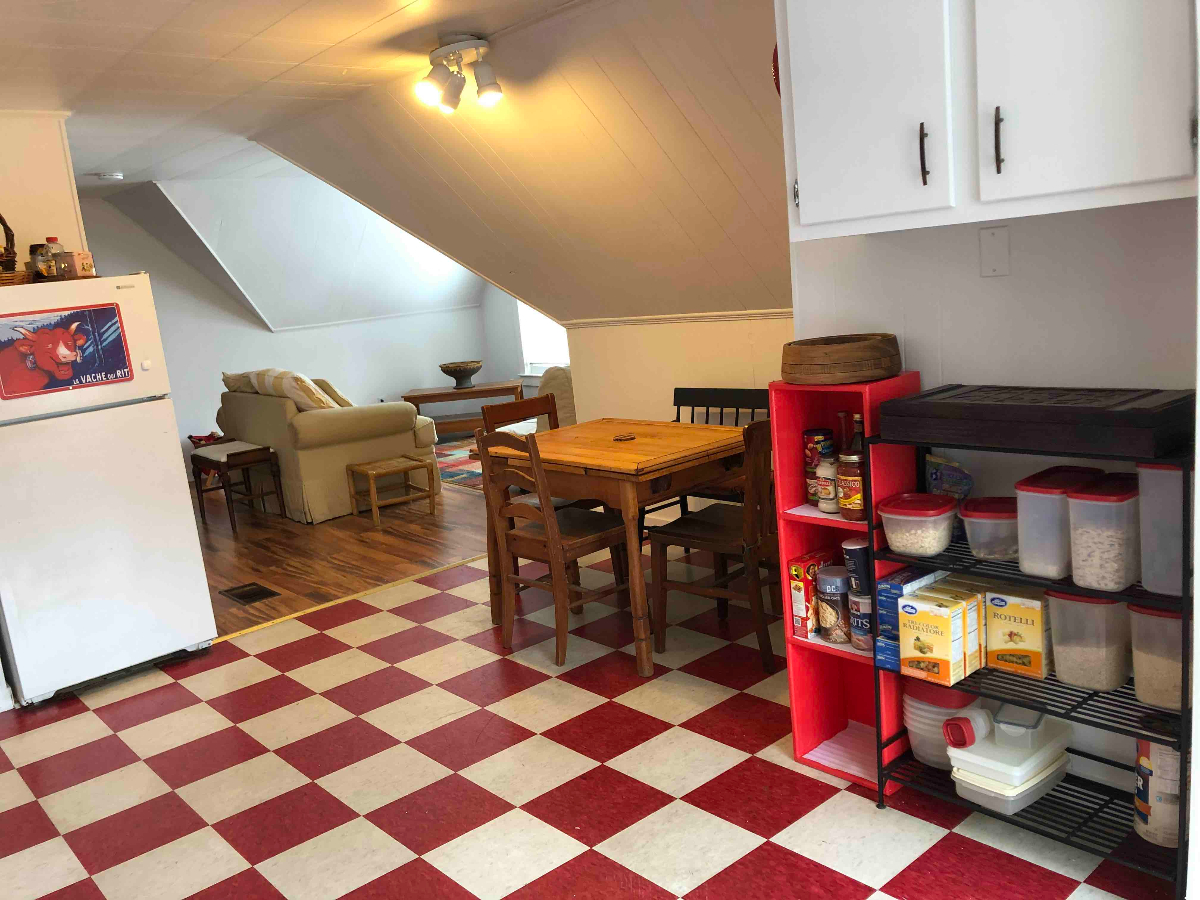 Well maintained 3rd floor walk up - Photo 12