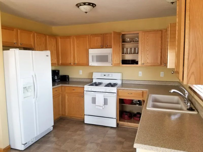 4.5 BR Home in Quiet Neighborhood - Photo 6
