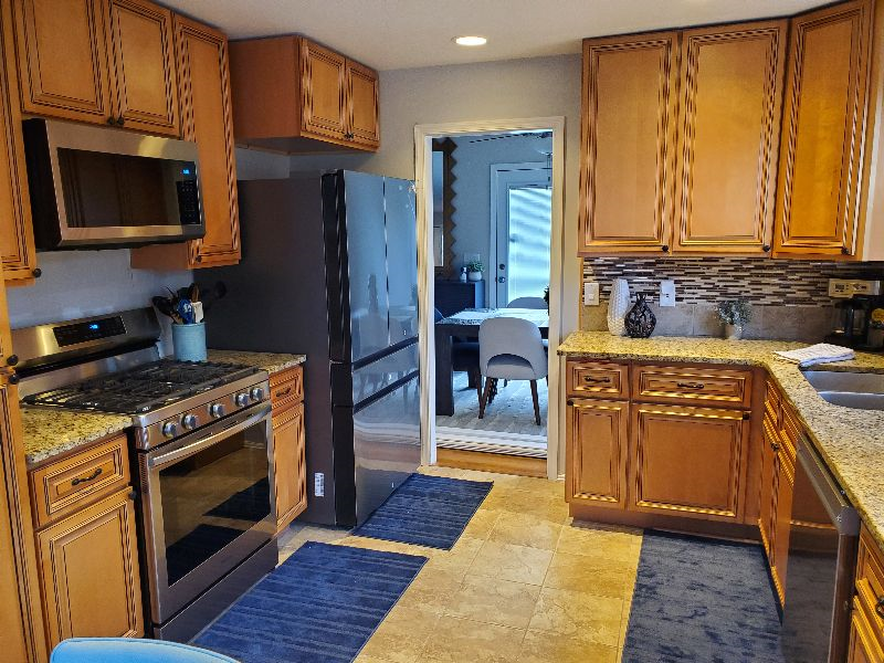 Cozy Queen Room  Shared Bathroom - Photo 8