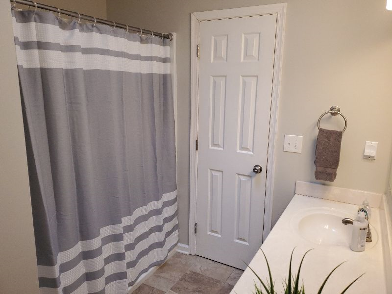 Cozy Queen Room  Shared Bathroom - Photo 5
