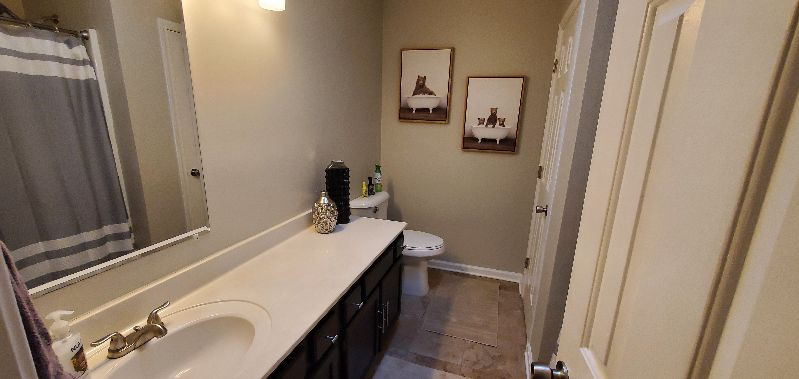 Cozy Queen Room  Shared Bathroom - Photo 4