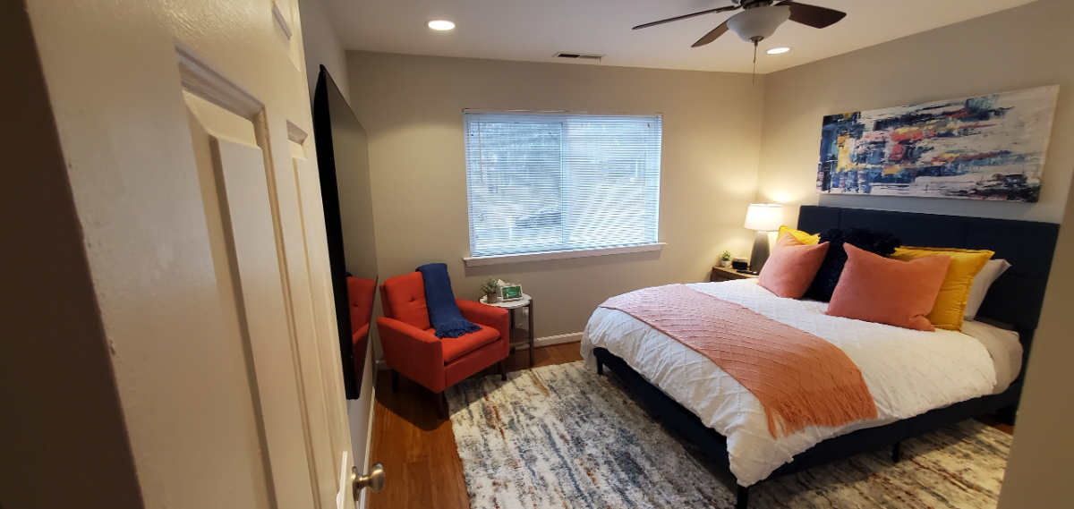 Cozy Queen Room  Shared Bathroom